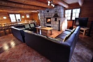 A votre disposition se magnifique canapé ,confortable et idéalement placé pour profiter de la chaleur de la cheminée.           