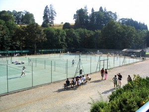 Sur le Haut-Lignon, la part belle est donnée au tennis, encore faut-il les infrastructures. Chaque village offre des terrains       